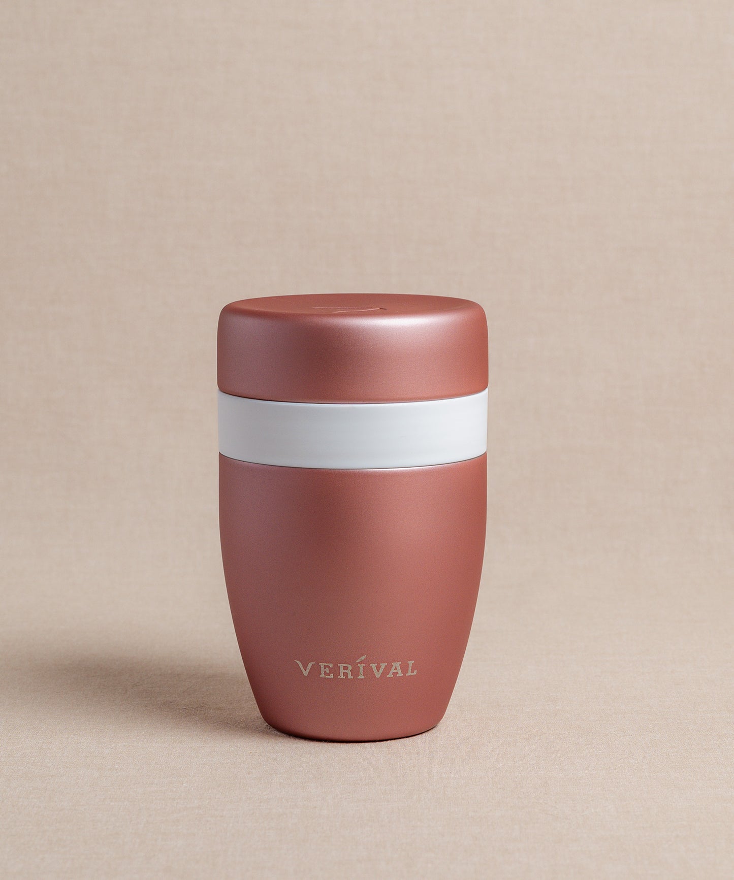 Ein roségoldfarbener FLSK Thermosbecher To Go, verziert mit einem weißen Streifen und der Aufschrift „Verival“.
