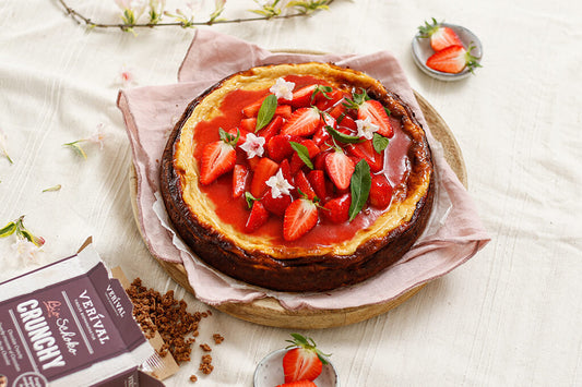 Cheesecake with Verival Crunchy base and strawberry topping