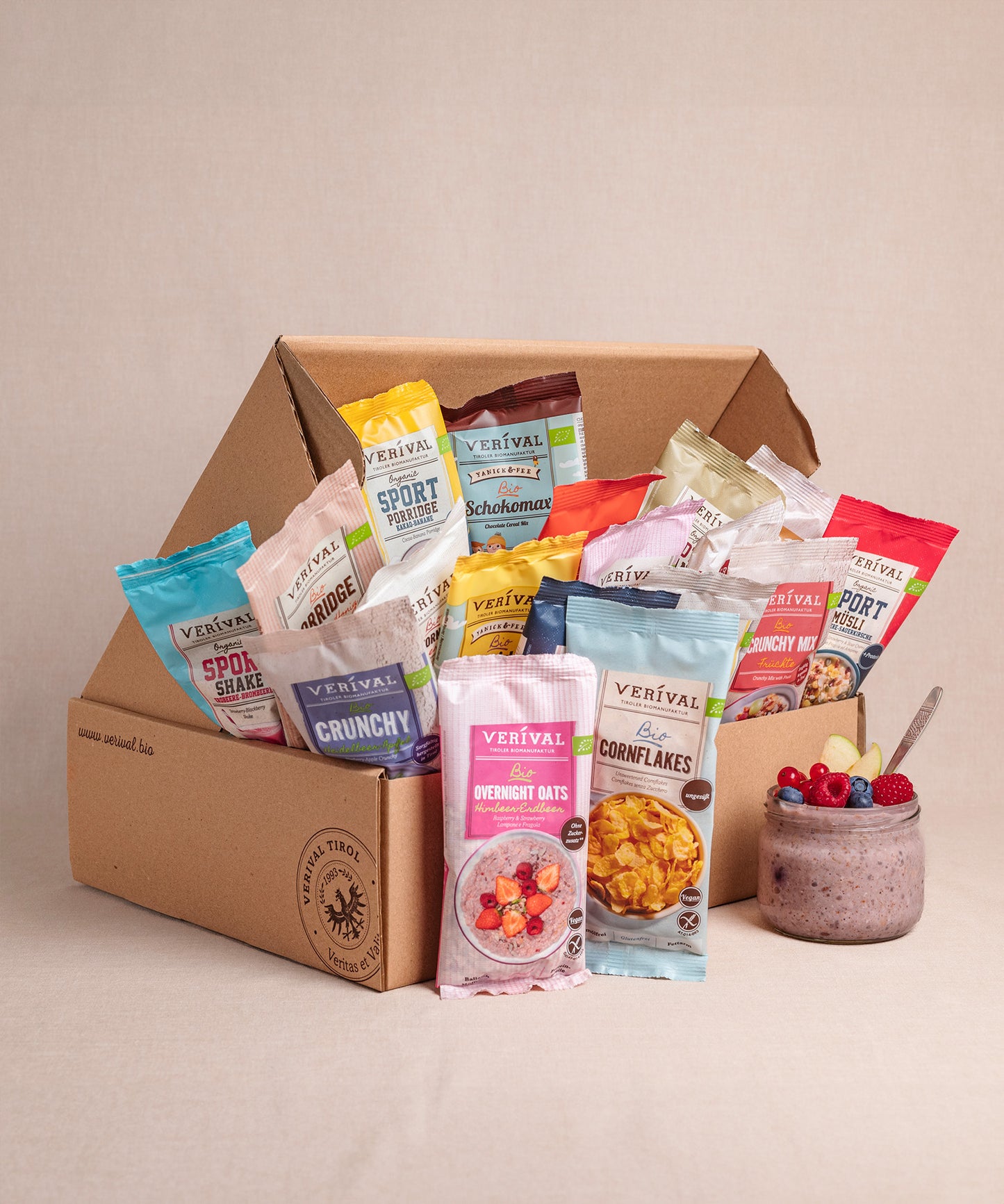 Die Große Frühstücks-Probierbox Top 25 ist mit den verschiedenen Sorten an Einzelportionsprodukten der Verival Bio GmbH gefüllt.