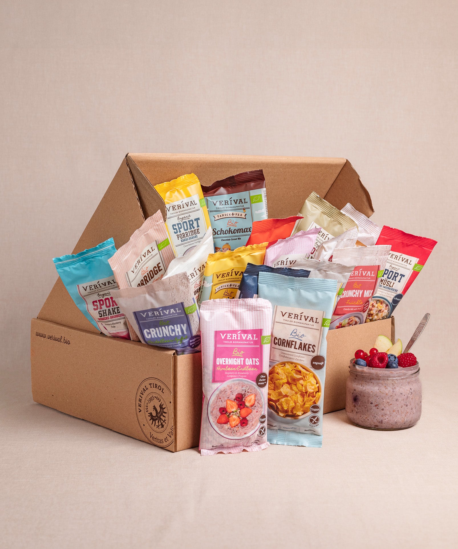 Die Große Frühstücks-Probierbox Top 25 ist mit den verschiedenen Sorten an Einzelportionsprodukten der Verival Bio GmbH gefüllt.